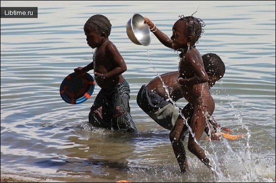 Children swimming in the Niger River