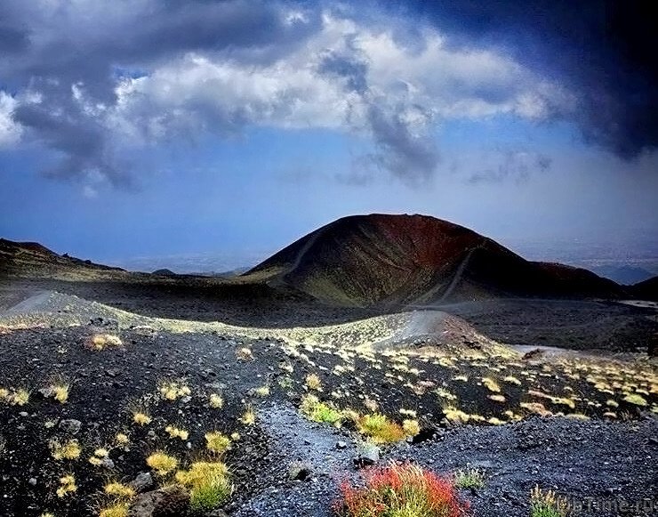 Volcanic eruptions as evidence of high temperatures in the deep interior of planet Earth